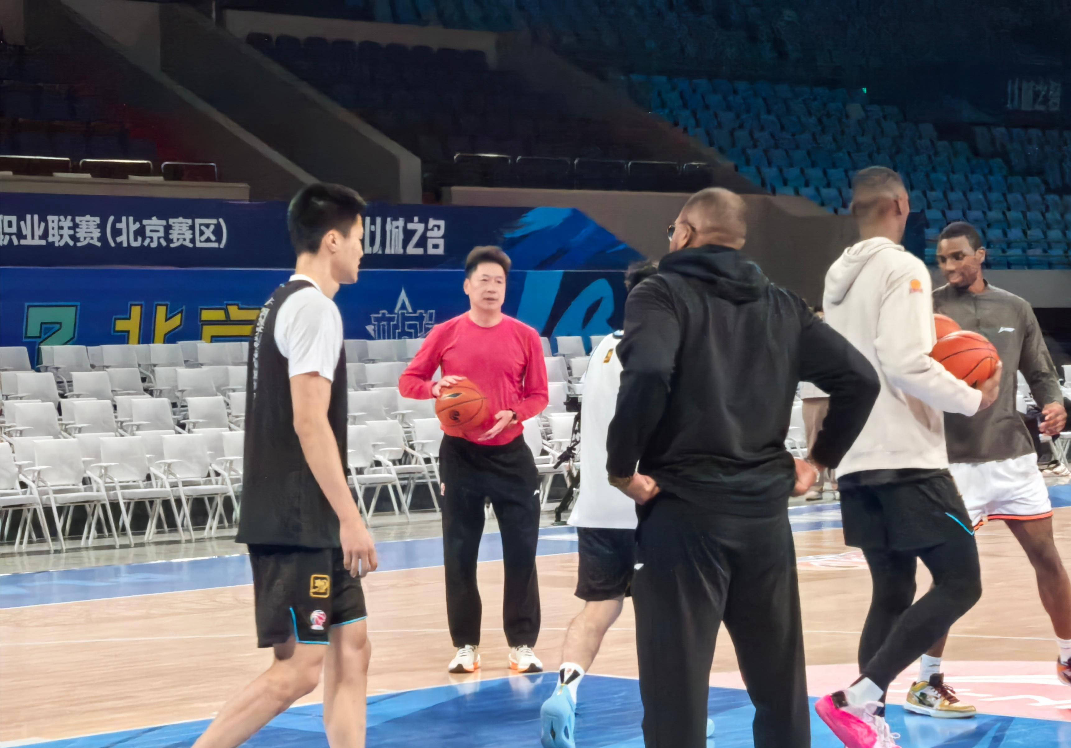 山西男篮稳定发挥，轻松战胜福建队
