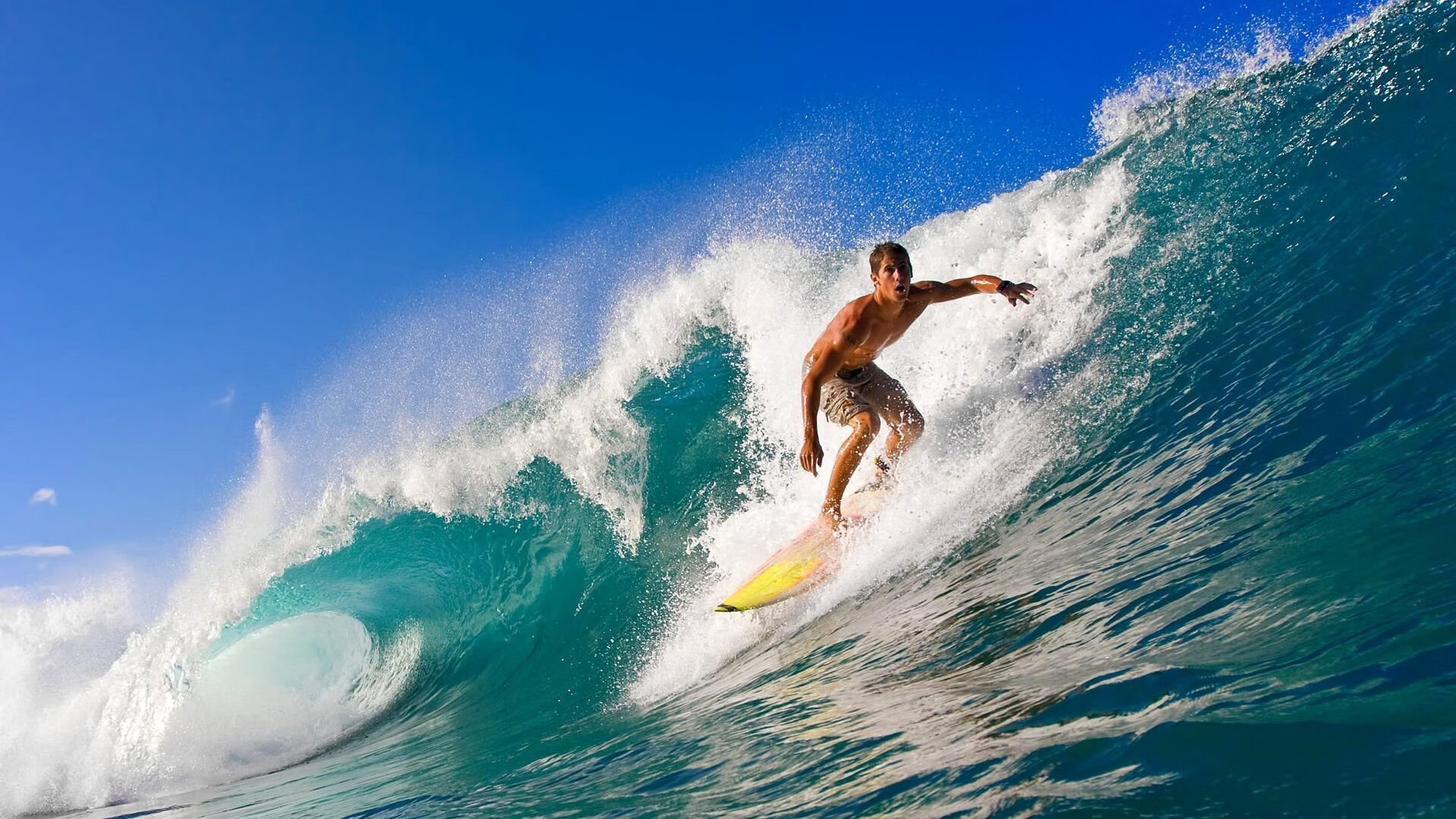 赛道上的逆袭，雷诺险胜梅赛德斯，佩雷兹高光时刻